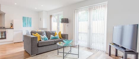 Suite (Churchill) | Living area | Flat-screen TV