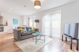 Suite (Churchill) | Living area | Flat-screen TV