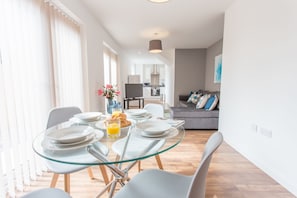 Suite (Tolkien) | In-room dining