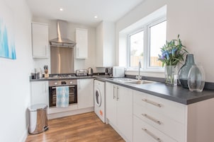 Suite (Morris) | Private kitchen | Full-size fridge, microwave, oven, stovetop