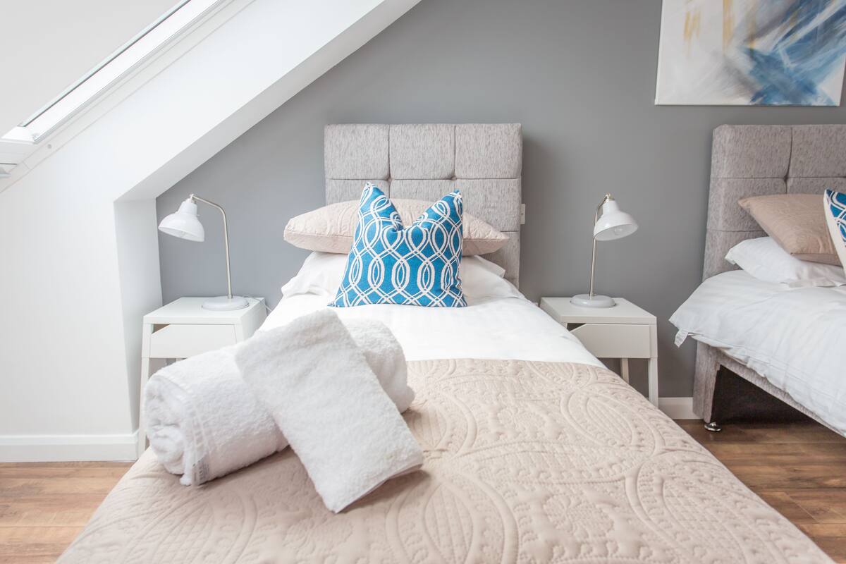 Suite (Randolph) | Iron/ironing board, WiFi (free), individually decorated, bed sheets