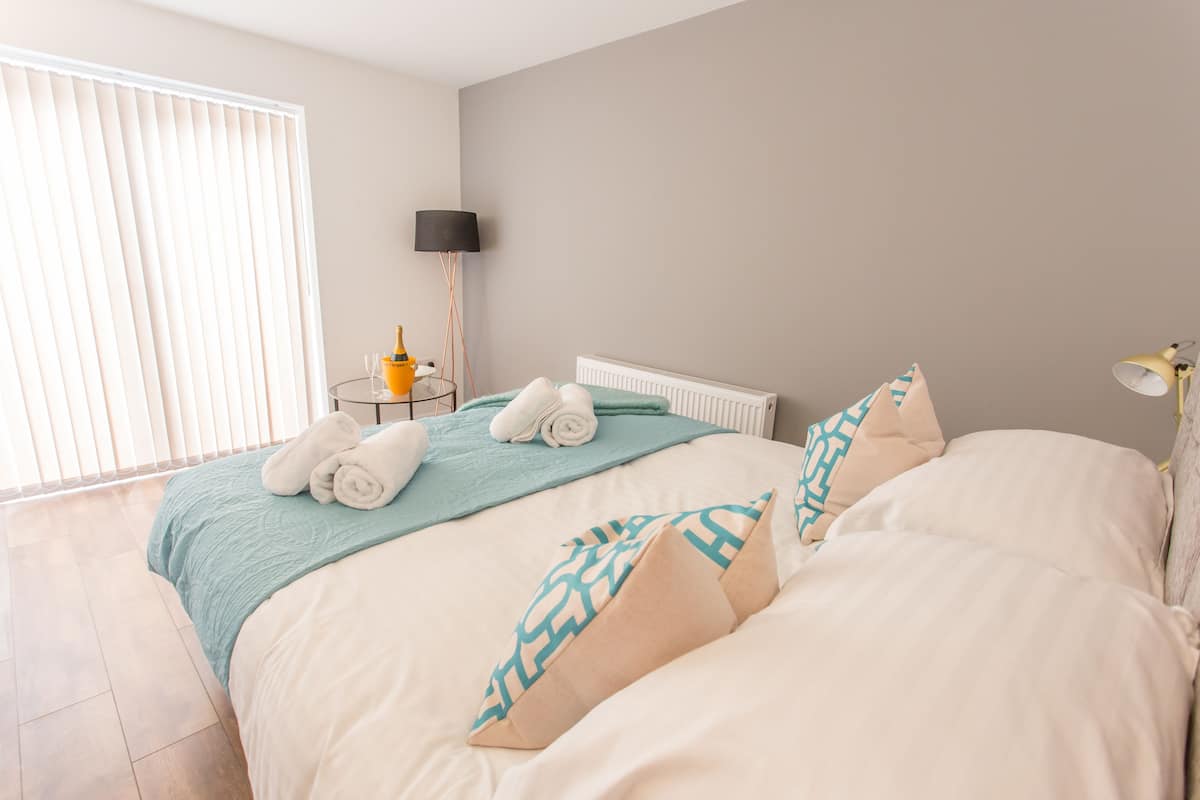 Suite (Morris) | Iron/ironing board, WiFi (free), individually decorated, bed sheets