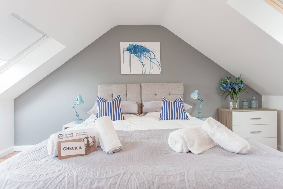 Suite (Sheldonian) | Iron/ironing board, WiFi (free), individually decorated, bed sheets