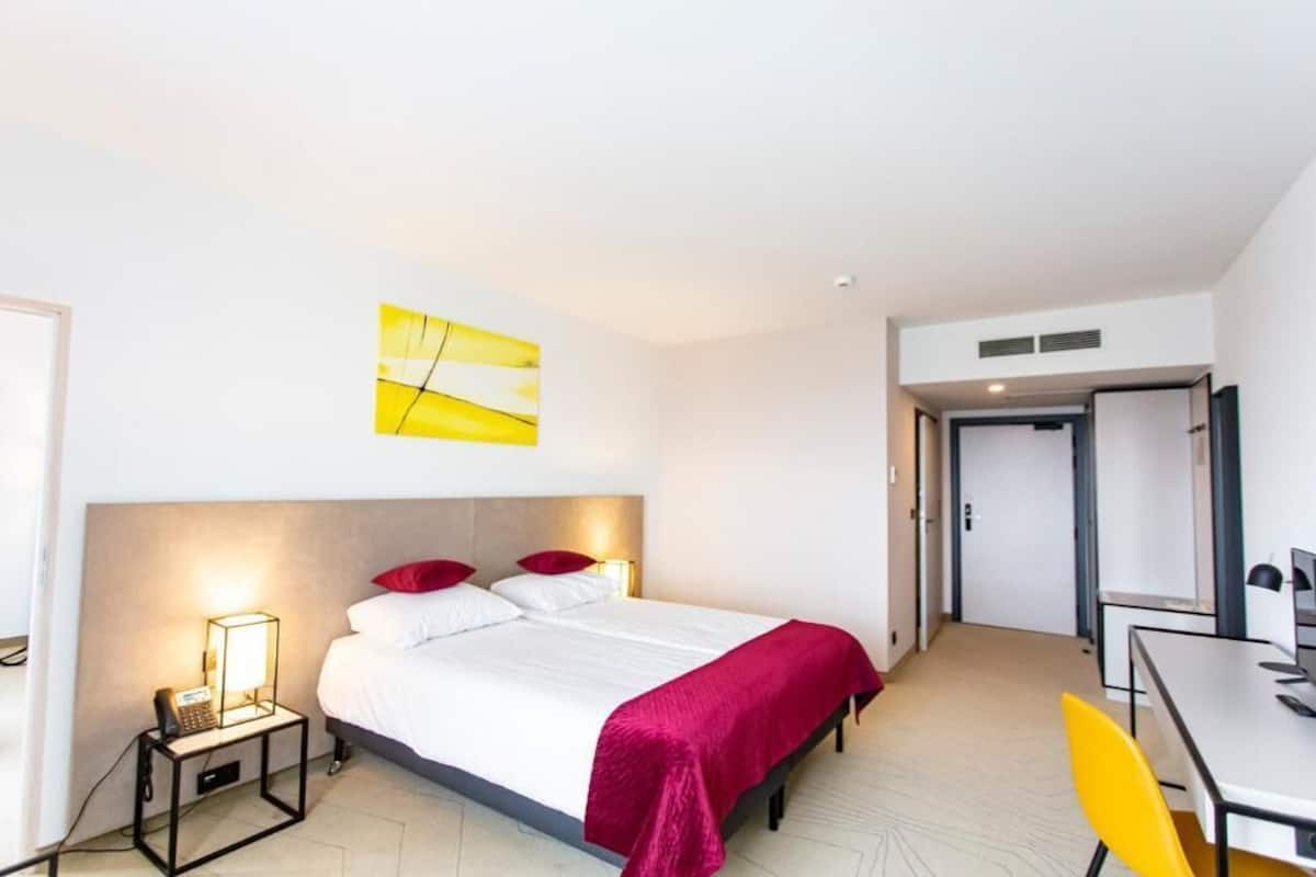 In-room safe, desk, soundproofing, WiFi (free)