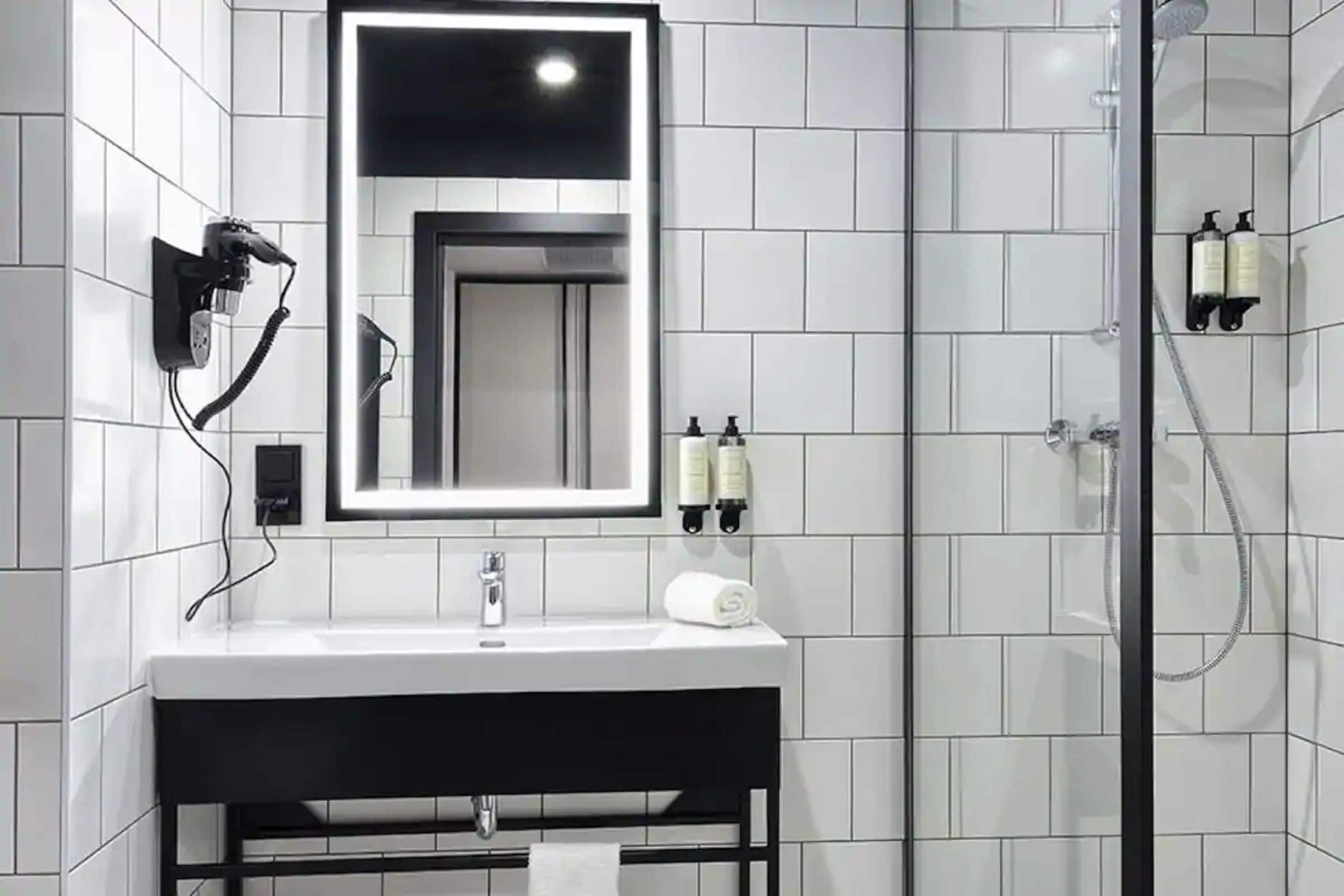 shower, free toiletries, hair dryer, towels