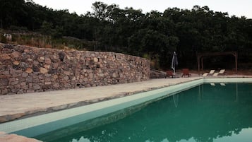Una piscina al aire libre de temporada