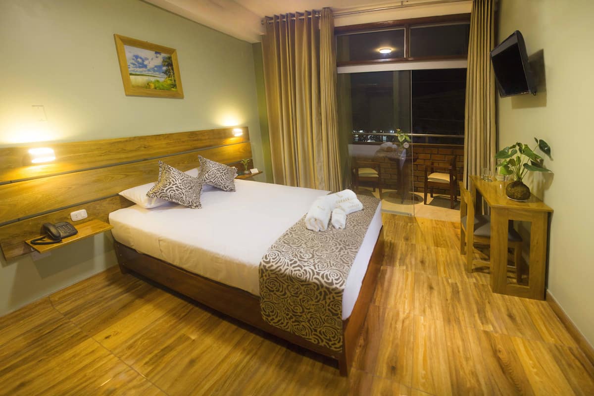 Double Room, 1 Queen Bed, Private Bathroom | In-room safe, desk, blackout curtains, iron/ironing board