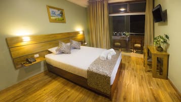 Tweepersoonskamer, 1 queensize bed, privébadkamer | Een kluis op de kamer, een bureau, verduisterende gordijnen
