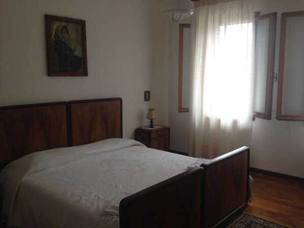 Desk, free WiFi, bed sheets