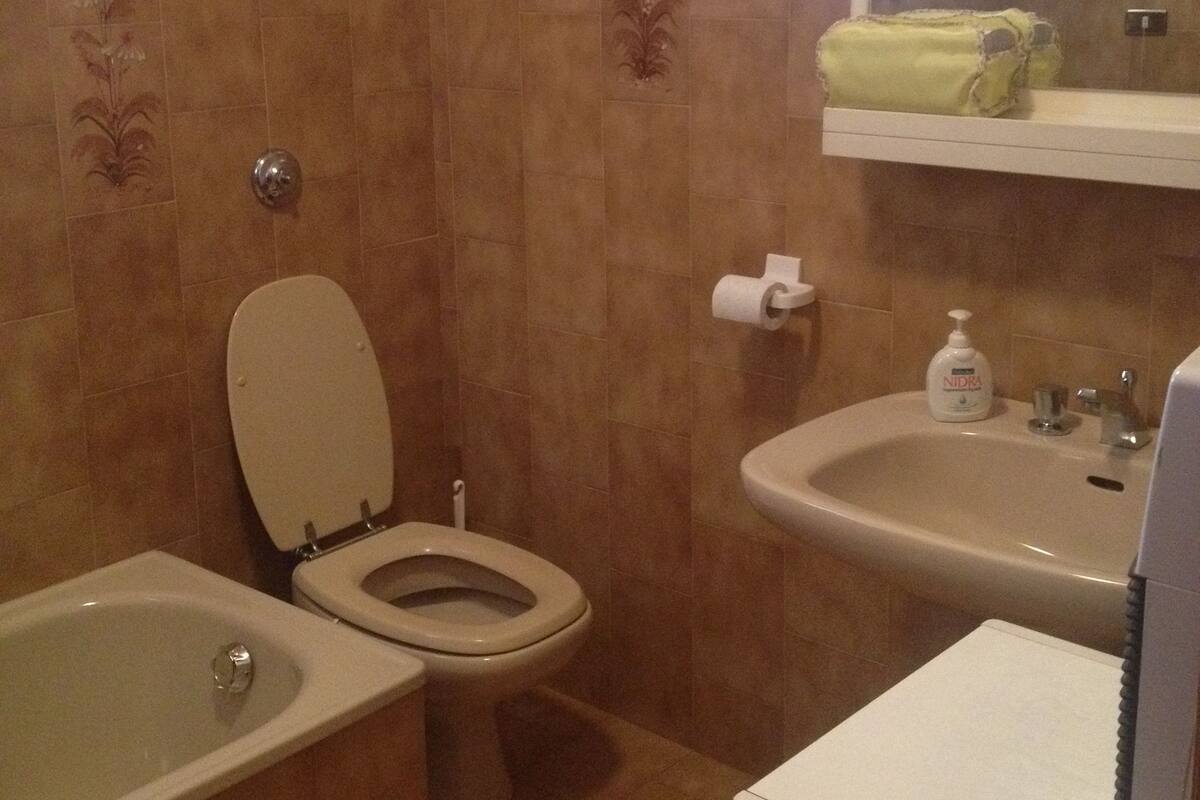 Set di cortesia gratuito, asciugacapelli, bidet, asciugamani