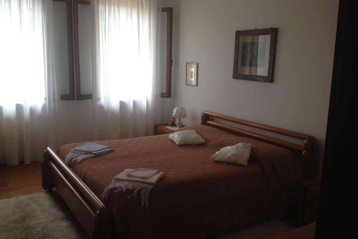 Una scrivania, Wi-Fi gratuito, lenzuola