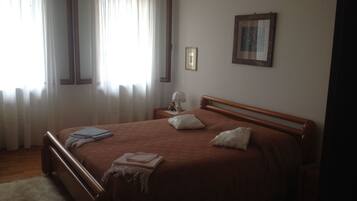 Schreibtisch, kostenloses WLAN, Bettwäsche