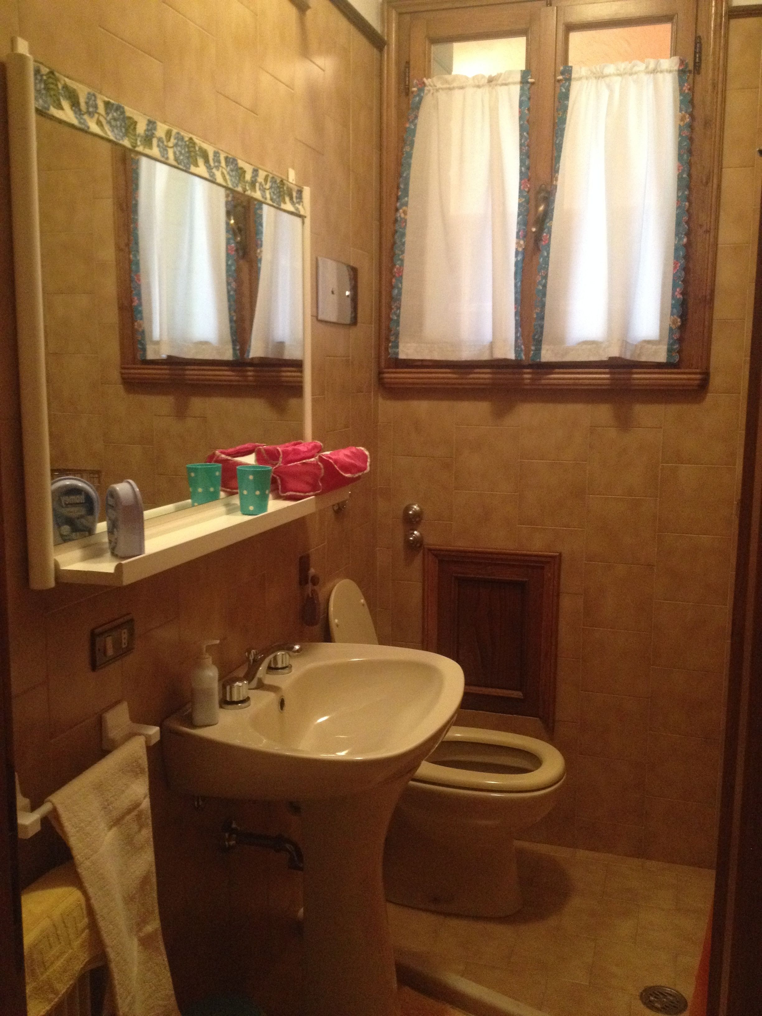 Kostenlose Toilettenartikel, Haartrockner, Bidet, Handtücher