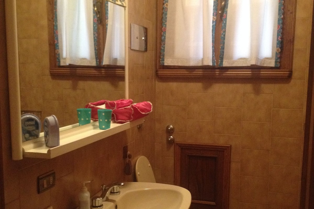 Set di cortesia gratuito, asciugacapelli, bidet, asciugamani