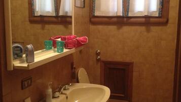 Kostenlose Toilettenartikel, Haartrockner, Bidet, Handtücher