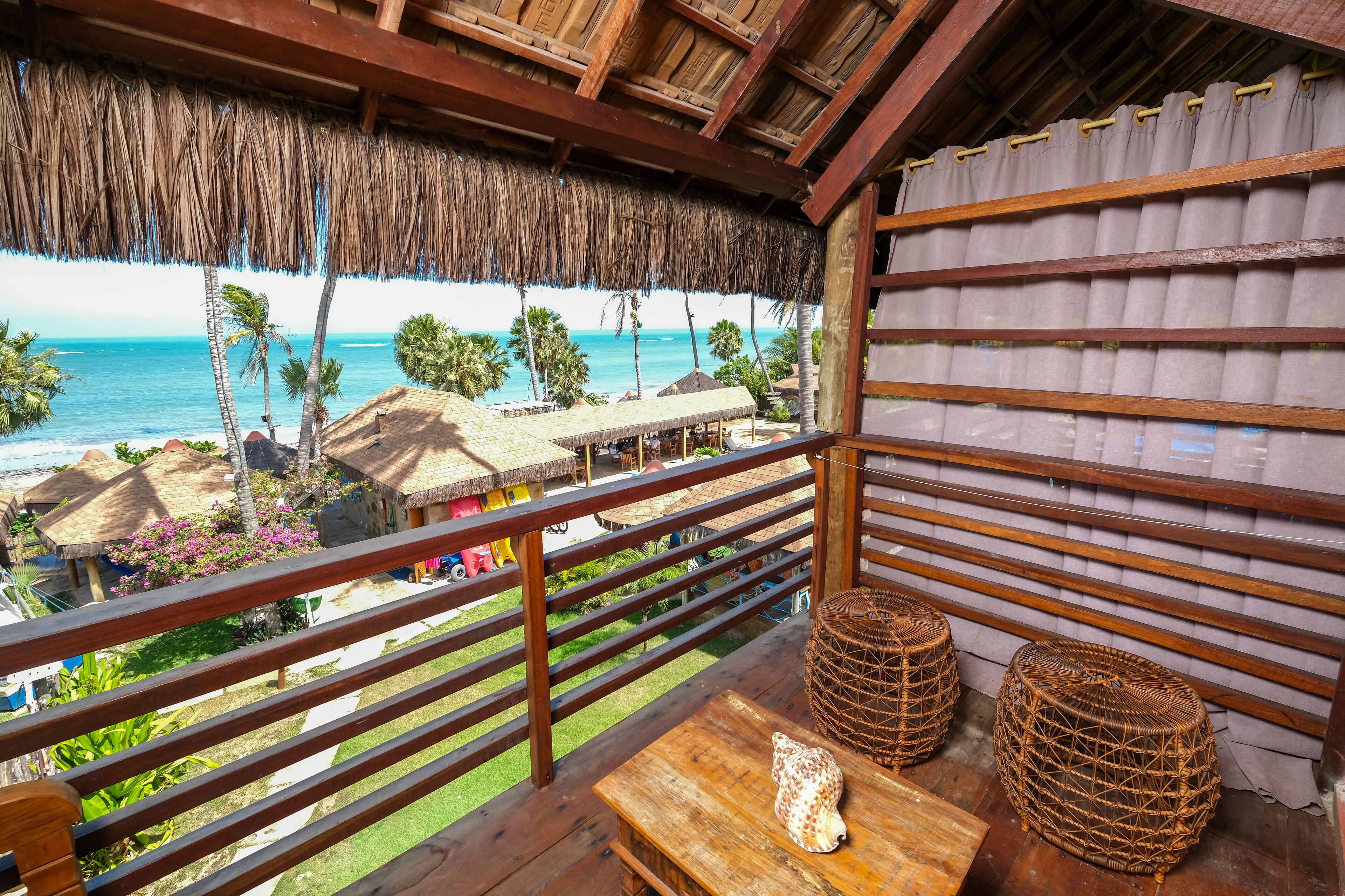 2 bars/lounges, swim-up bar, poolside bar