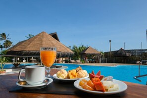 2 piscinas externas, guarda-sóis, espreguiçadeiras