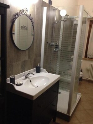 Free toiletries, hair dryer, bidet, towels - Bed & Breakfast La Casa Delle Rondini (Staffolo)