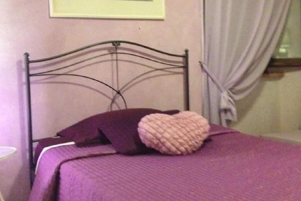 Habitación doble, baño privado | Escritorio, wifi gratis y ropa de cama