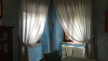 Kahden hengen huone, oma kylpyhuone | Työpöytä, ilmainen Wi-Fi, vuodevaatteet