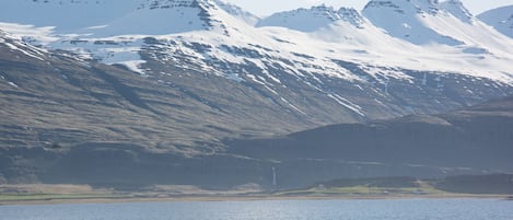 Un paysage montagneux avec un lac et une cascade.
