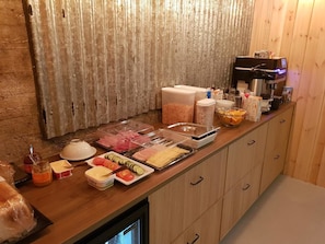 每日供应自助式早餐(需付费)
