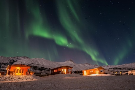 Fachada de la propiedad por la tarde o noche. Bragdavellir Cottages