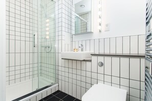 Superior Apartment, 3 Bedrooms | Bathroom | Free toiletries, hair dryer, towels, toilet paper