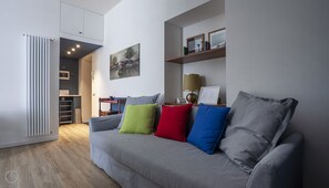 Apartment (1 Bedroom) | Wohnbereich | Flachbildfernseher