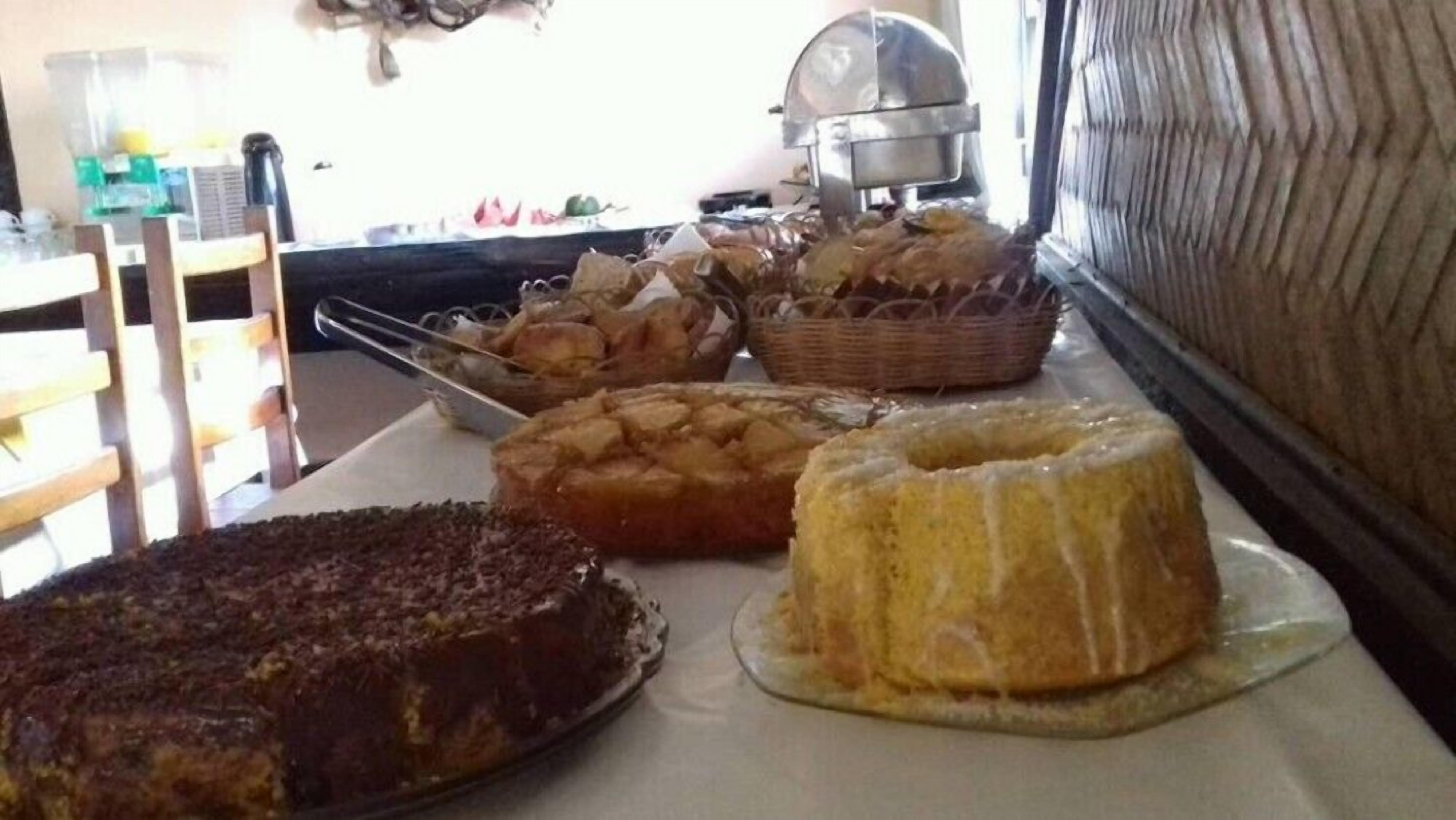 Een buffettafel met diverse gebakjes, waaronder taarten en gebak.