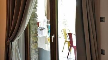 Una cassaforte in camera, con arredamento individuale, una scrivania