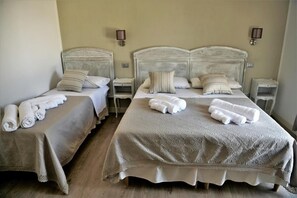 Coffre-fort, ameublement unique, bureau, rideaux d’obscurcissement