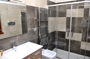 Ducha, artículos de tocador gratuitos, secador de pelo, pantuflas