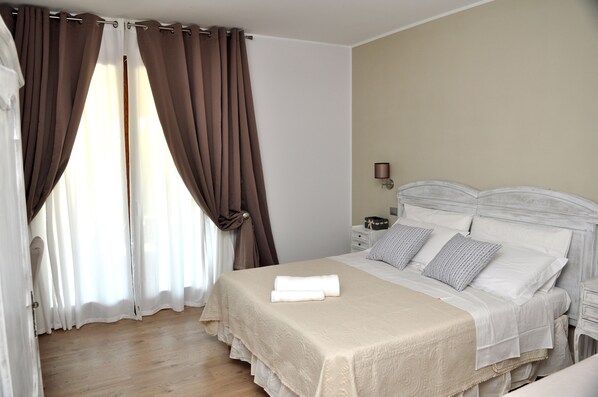 Kolmen hengen huone | Tallelokero huoneessa, yksilöllisesti kalustettu, työpöytä