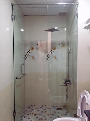 Shower, free toiletries, hair dryer, slippers - Queen Hotel (Quy Nhon)