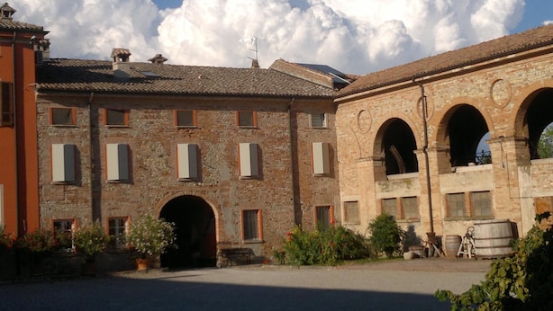 Ein historisches Gebäude mit Steinmauern, mehreren Bögen und einem Innenhof.