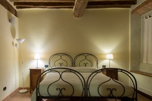 Habitación doble | Escritorio, tabla de planchar con plancha, cunas y camas extra 