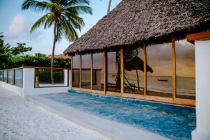 华丽套房 | 特色家居、办公桌、笔记本电脑工作区、床单