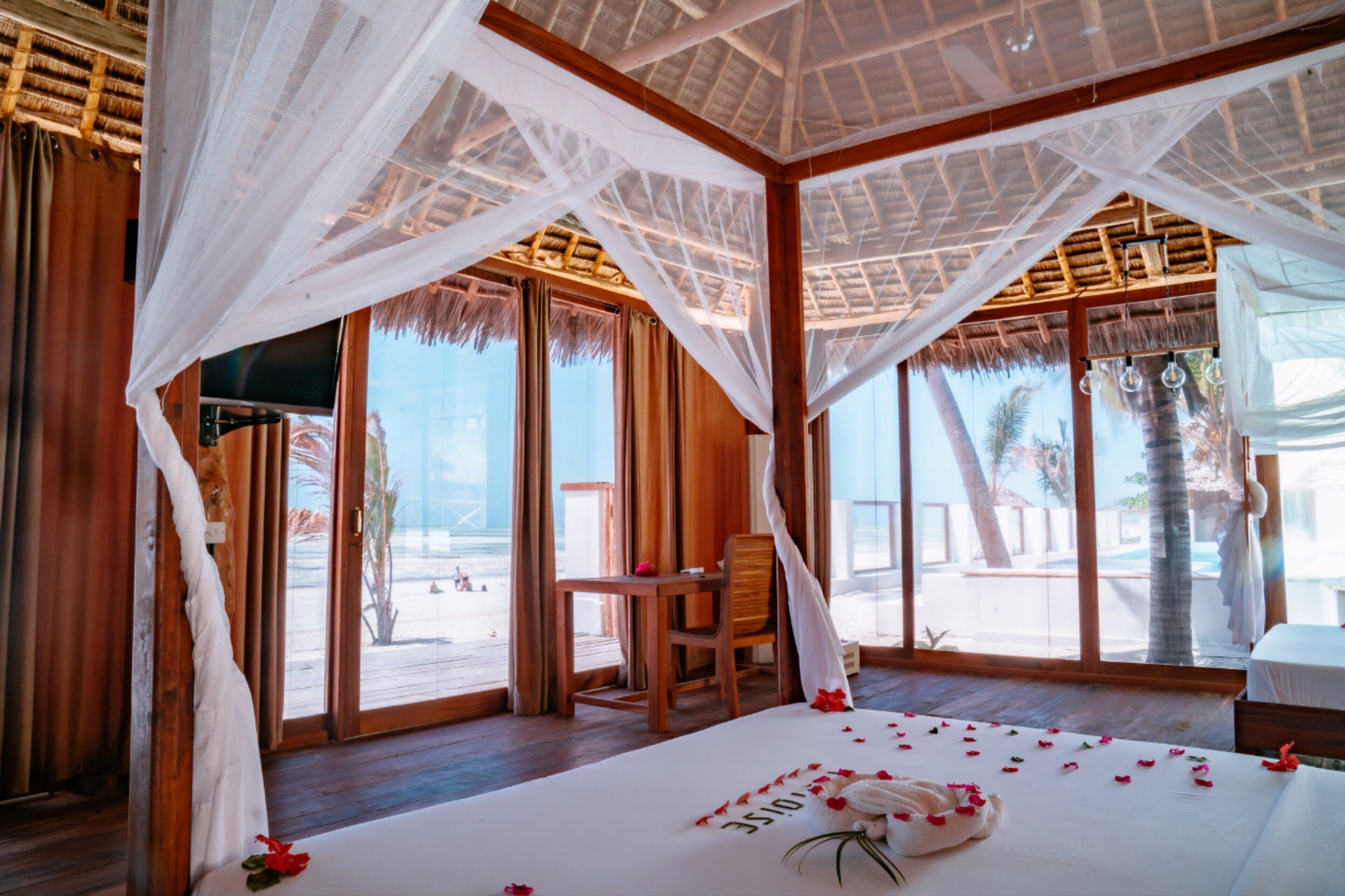 Muebles diferentes, escritorio y espacio para trabajar con laptop 