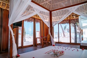 Dilengkapi dengan perabotan berbeda-beda dan meja kerja