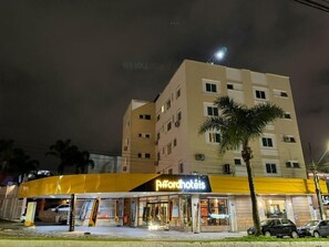 A hotel with a yellow facade and a sign that reads 'Affordhotels.' - Afford Hoteis (Lages)