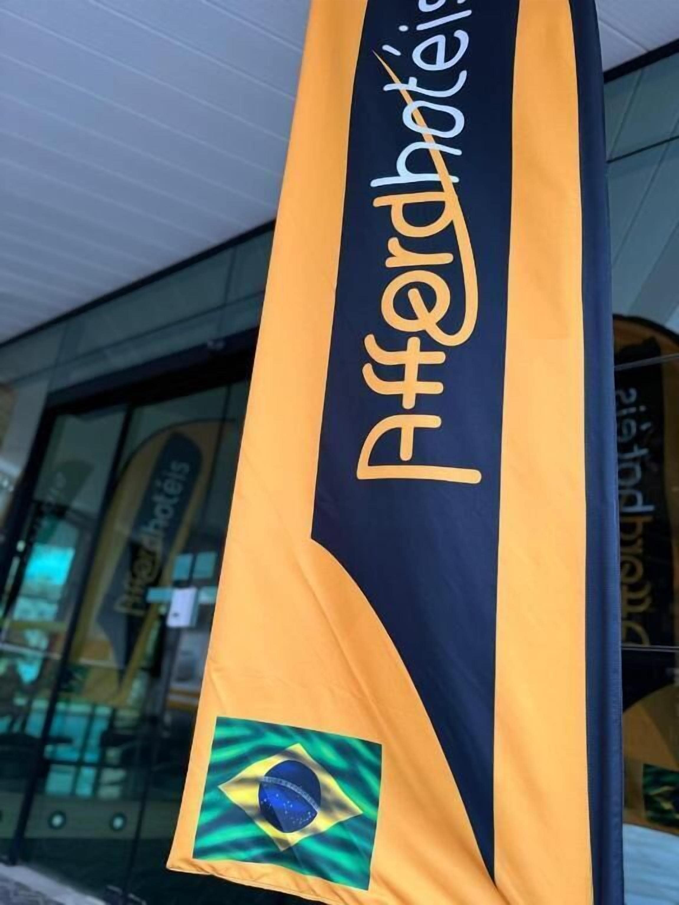 A vertical banner with the text 'Pufferhotei' and a Brazilian flag.