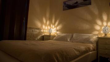 Minibar, Schreibtisch, kostenloses WLAN, Bettwäsche