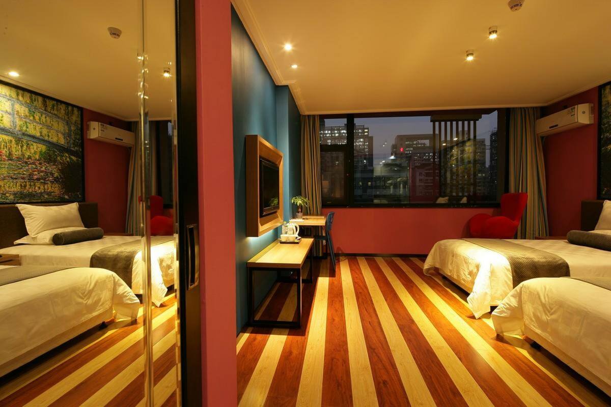 Habitación Business con 2 camas individuales | Escritorio, cortinas opacas, tabla de planchar con plancha y wifi gratis