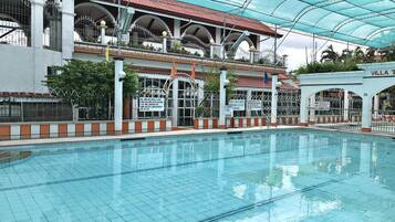 3 outdoor pools