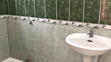 Un baño con lavabo y ducha.