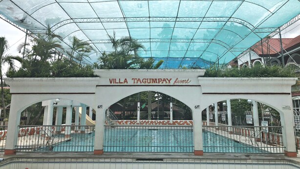 Le complexe Villa Tagumpay propose une piscine intérieure dotée d’un toit transparent, d’une allée dallée et d’un panneau indiquant la profondeur de la piscine.