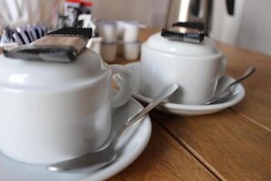 Coffee/tea maker, electric kettle - The Capon Tree Town House (Jedburgh)