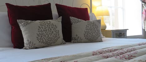 Basic Double Room, 1 Katil Raja (King), Ensuite | 1 bilik tidur, langsir/tirai gelap terus, kalis bunyi