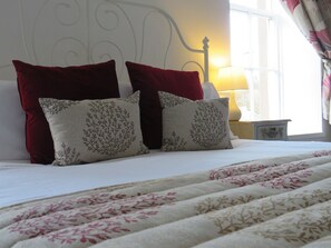 Basic Double Room, 1 King Bed, Ensuite | 1 bedroom, blackout drapes, soundproofing, iron/ironing board